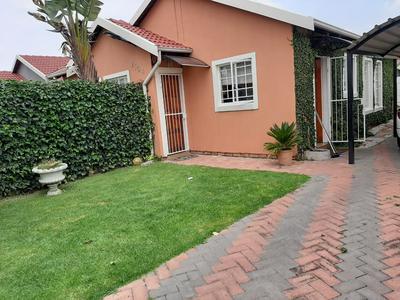 Townhouse For Rent in Terenure, Kempton Park