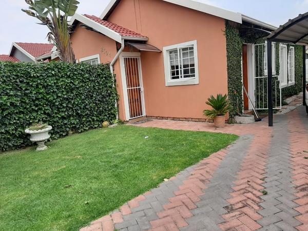 Townhouse For Rent in Terenure, Kempton Park